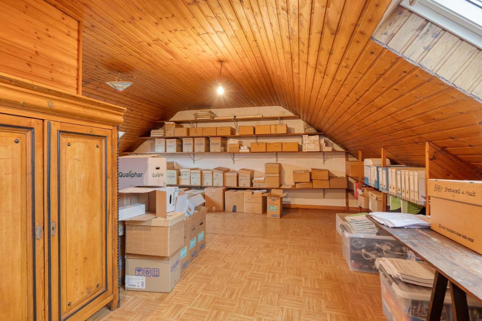 Handelswoning met 3 slpk. en privéparking in het centrum van Balen 