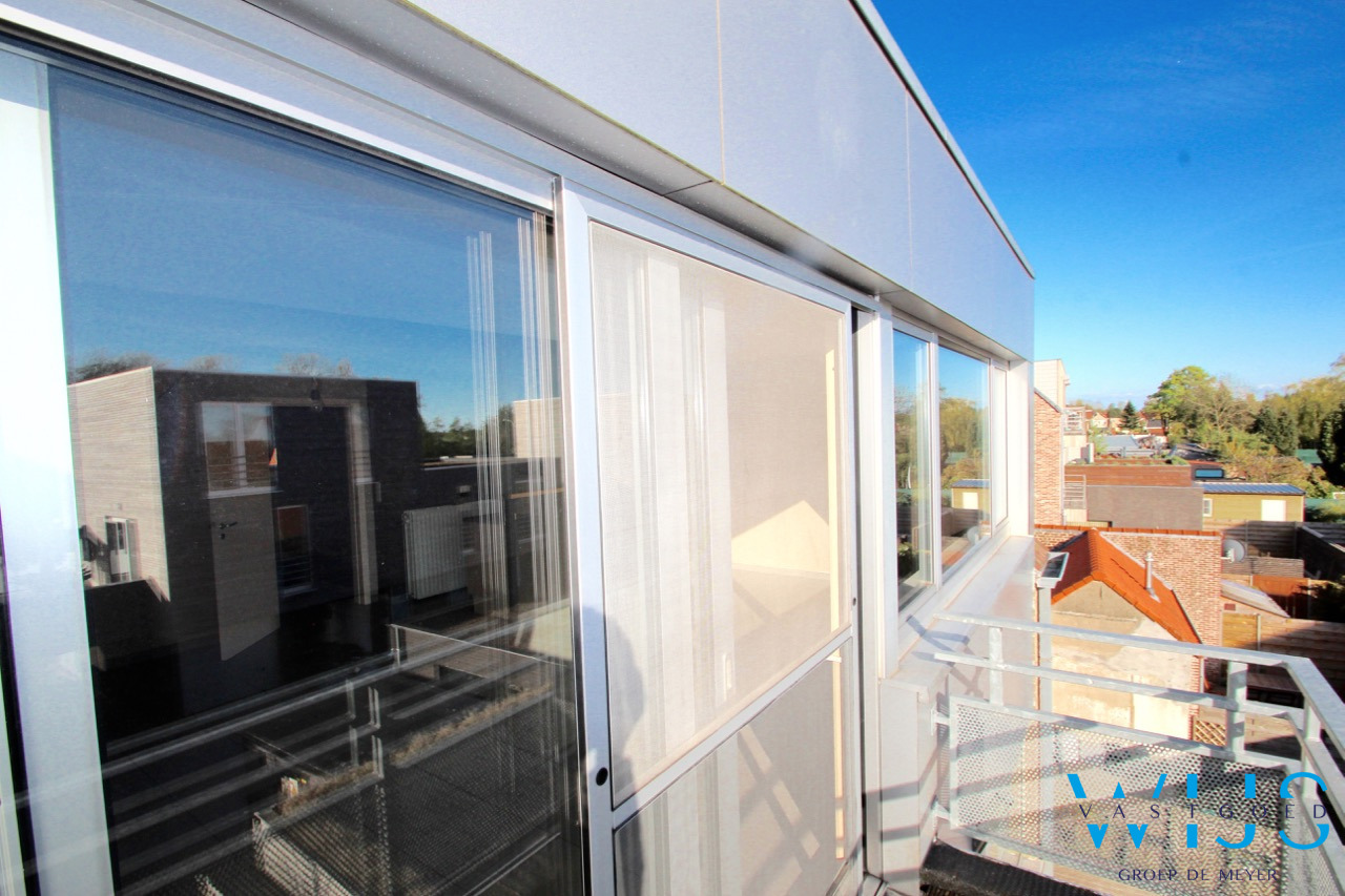 Zeer ruim lichtrijk appartement met 4 slaapkamers ! 