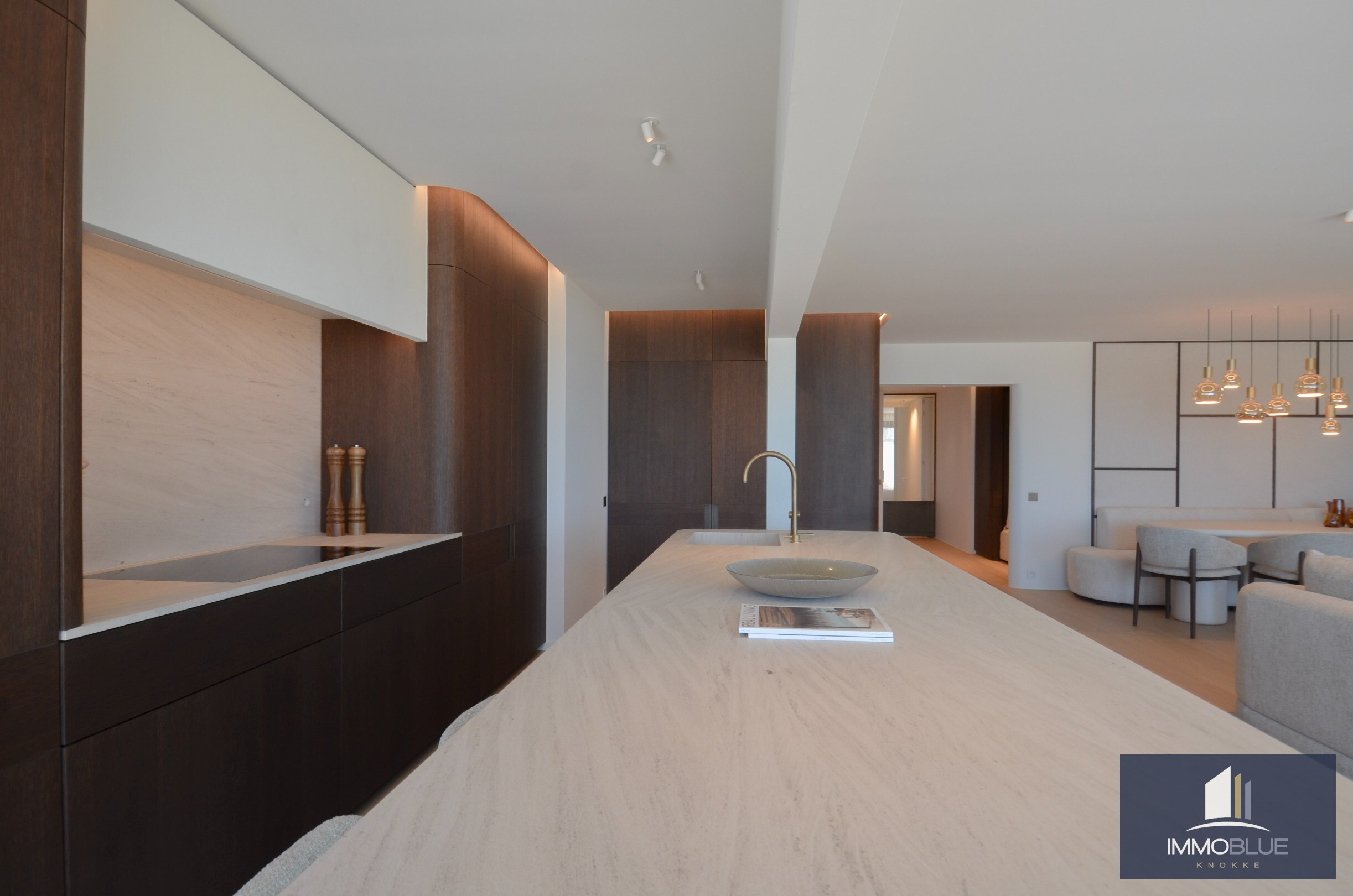 Appartement exceptionnellement rénové avec vue mer frontale situé au Zoute. 