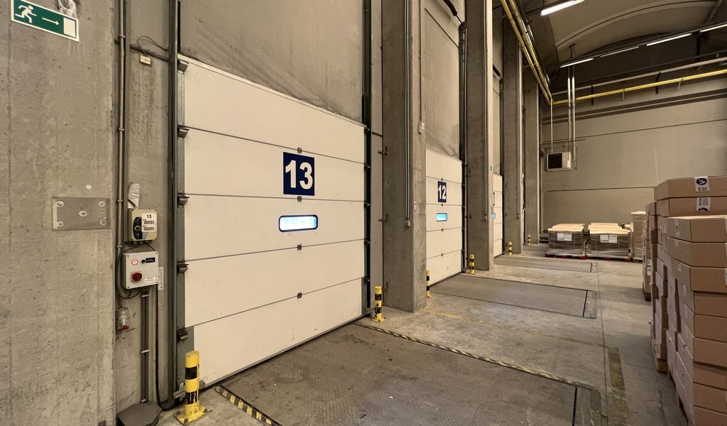 Logistieke loodsen met laadkades te huur in Sint-Niklaas