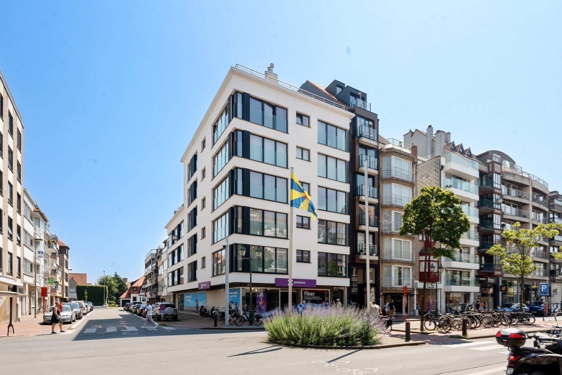 Bel appartement rénové, spacieux avec 2 chambres et une belle largeur de façade, situé au centre de l'avenue Lippens à Knokke. 