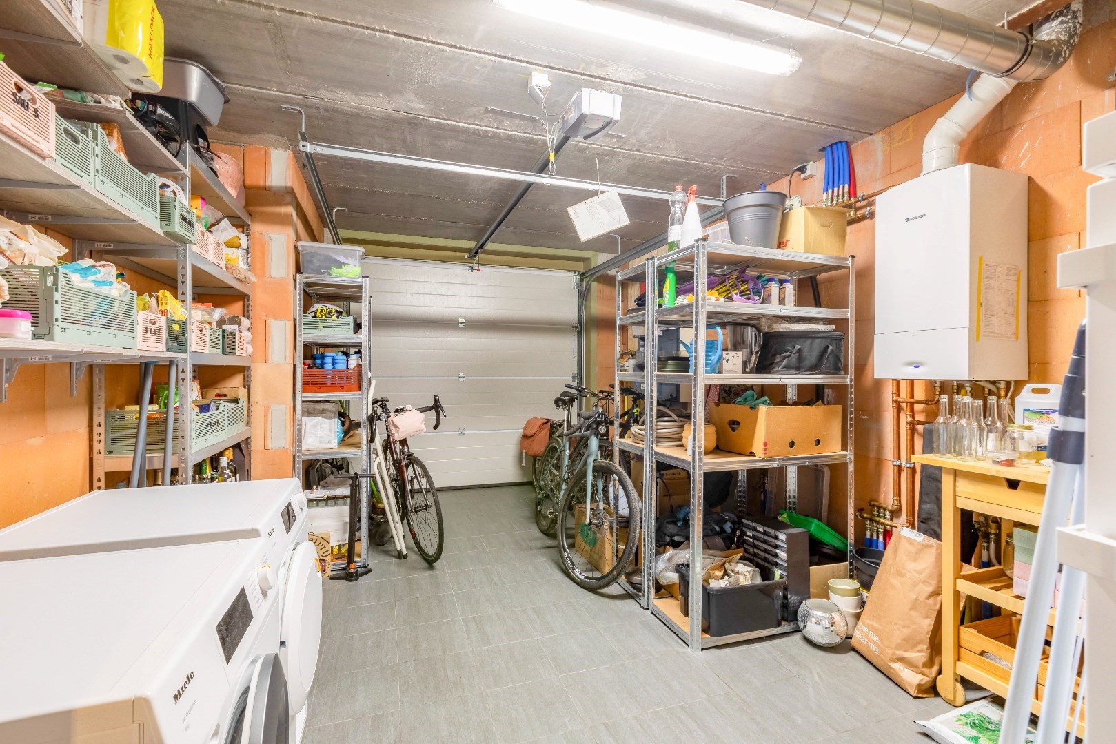 Instapklare  energiezuinige woning met tuin en parking 