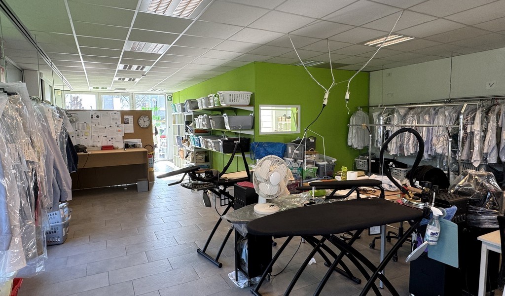 Commercieel gelegen handelspand te huur in Sint-Martens-Latem