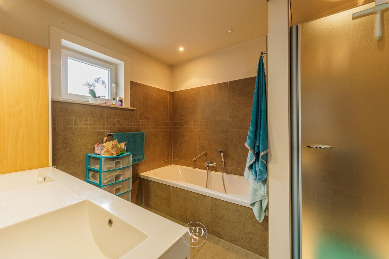 Instapklaar en lichtrijk gelijkvloers appartement 