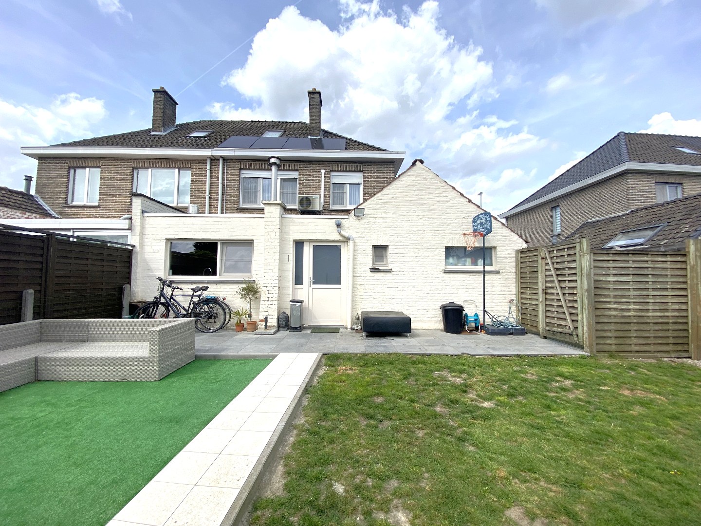 Instapklare en gerenoveerde gezinswoning op goeie centrale ligging! 