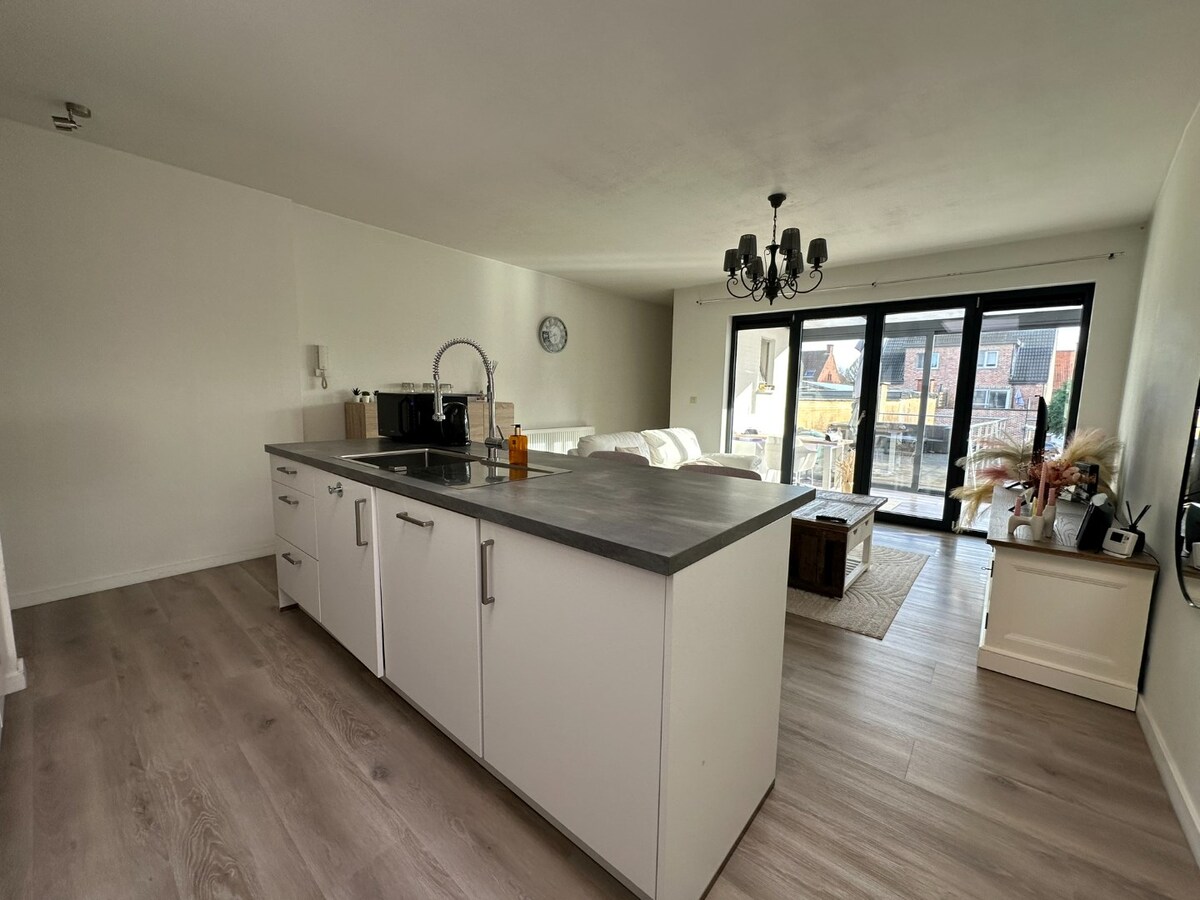 Volledig gerenoveerd appartement met ruim terras in centrum Sint-Antonius 