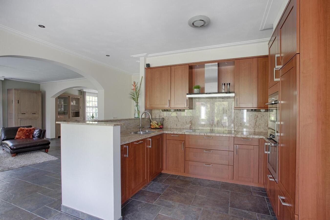 Luxe afgewerkt landhuis met gastenverblijf op een mooie locatie nabij het centrum van Hulsel gelegen op een perceel van 1264 M². 