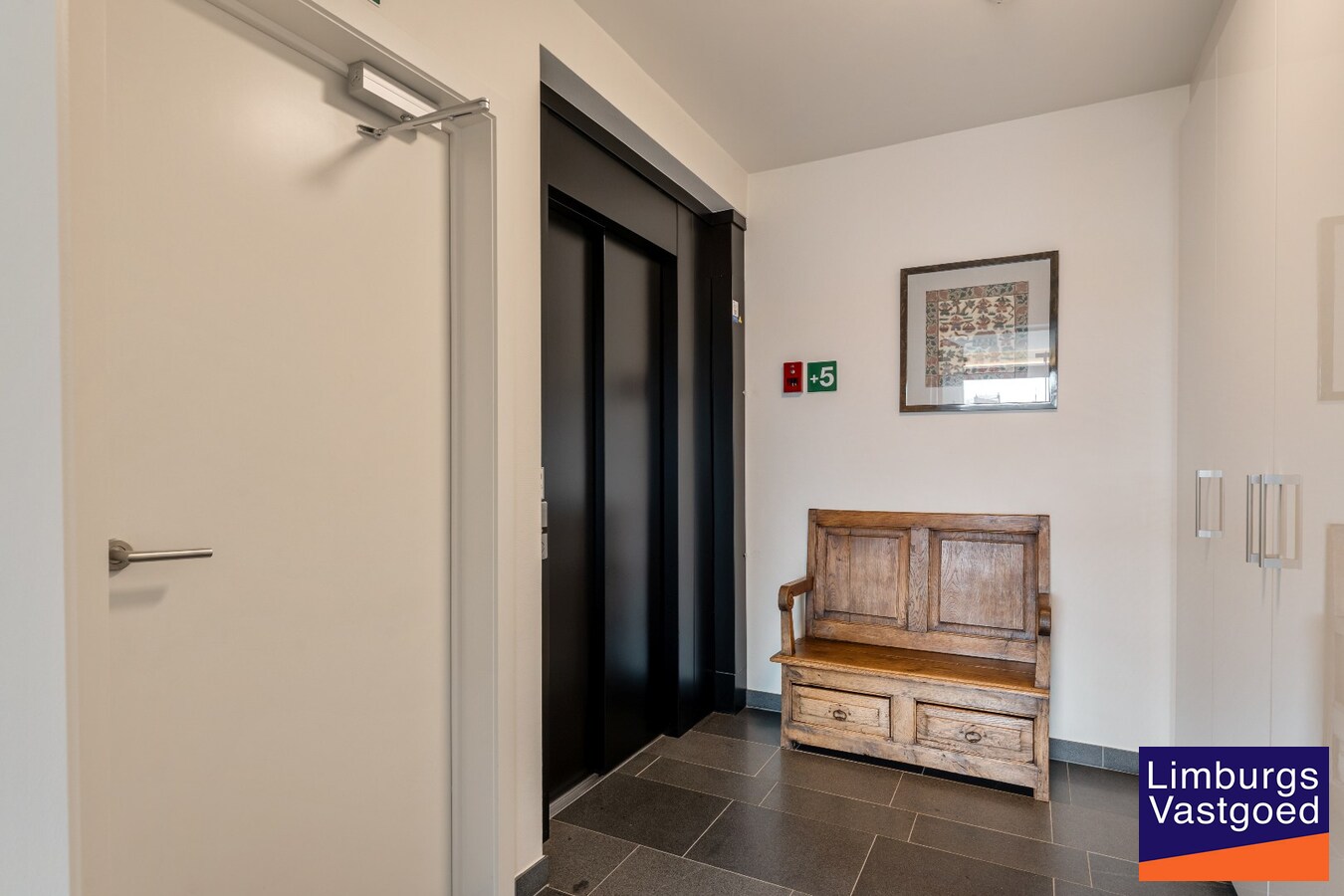 Exclusief penthouse met ruim terras, 2 slpk, dubbele autostaanplaats, centrum Genk 