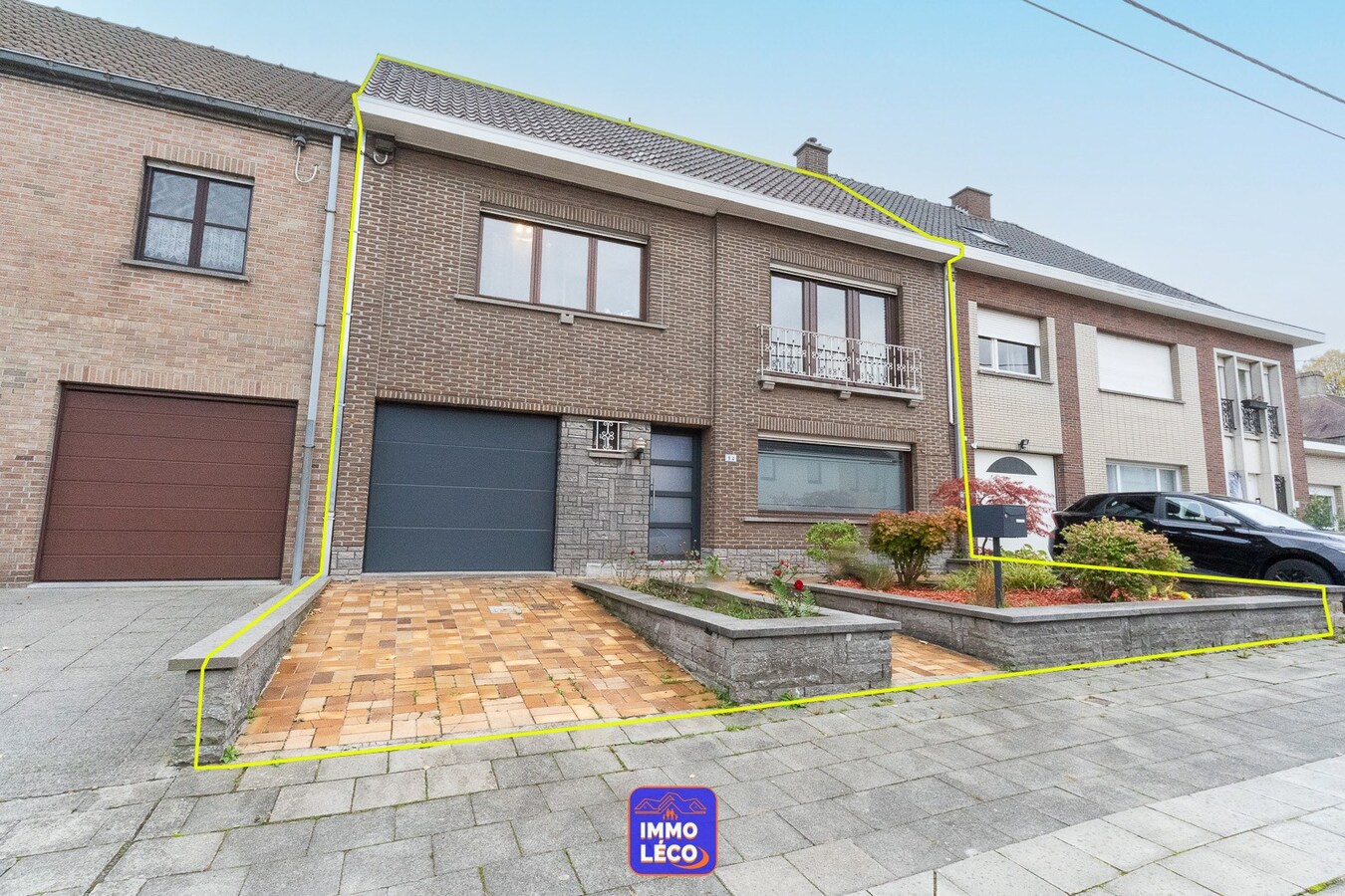 Superbe propriété érigée sur 323m² avec garage, parking, jardin, COUP DE COEUR ! 