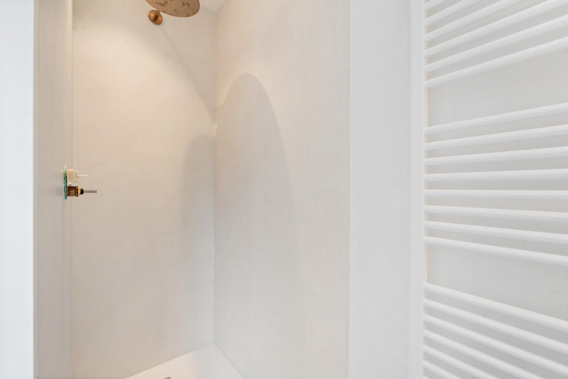 Integraal gerenoveerd appartement genietend van een panoramisch uitzicht op de zeedijk te Duinbergen! (mog tot aankoop van een garage) 