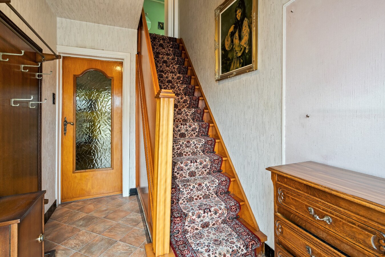 Halfopen woning met drie ruime slaapkamers en garage. 