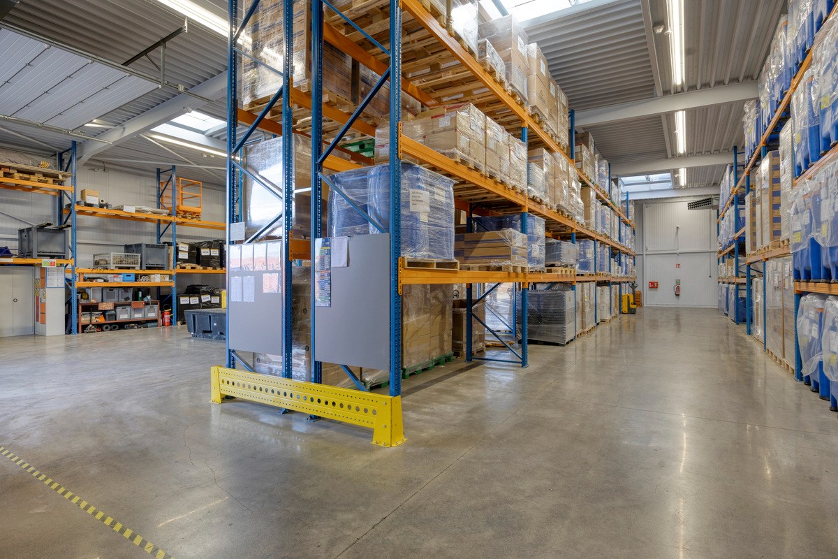 Grondig gerenoveerd KMO gebouw met magazijn en kantoorruimtes in Heverlee op een perceel van 11a19ca! – EPC -22,65 kWh/m² 