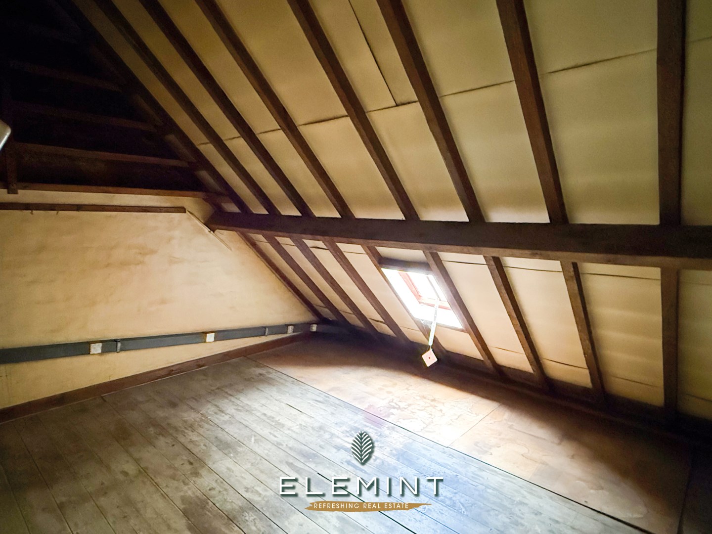 Op te frissen, goed onderhouden rijwoning met 3 slaapkamers 