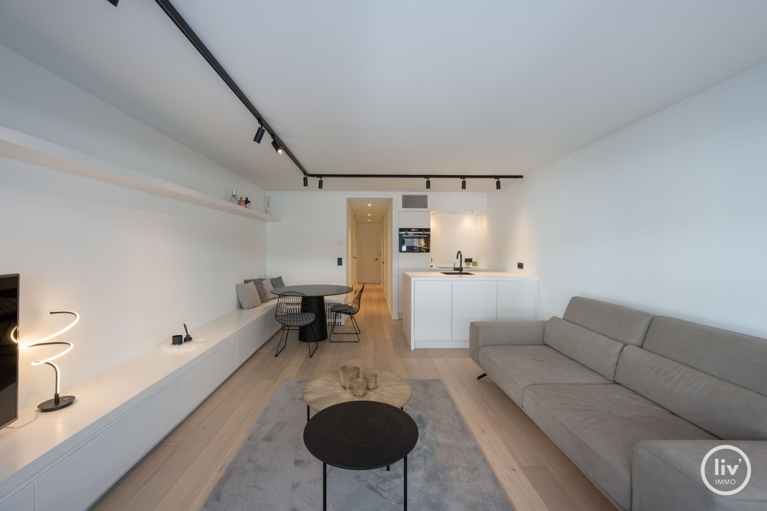 GEMEUBELD - Gezellig, gerenoveerd 2-slaapkamerappartement op een topligging vlakbij de Kustlaan te Knokke. 