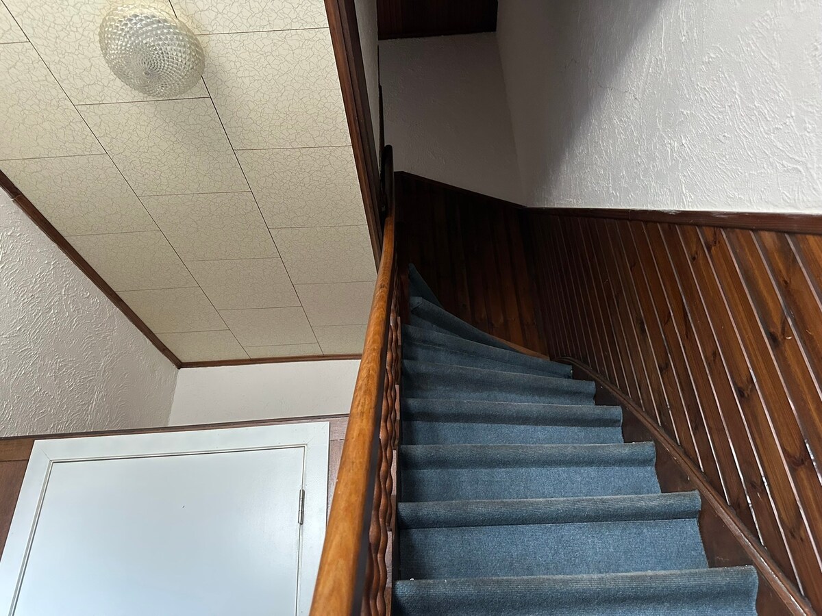 Charmant Leut : te renoveren woning met 3 slaapkamers, terras, tuin, garage, berging. 