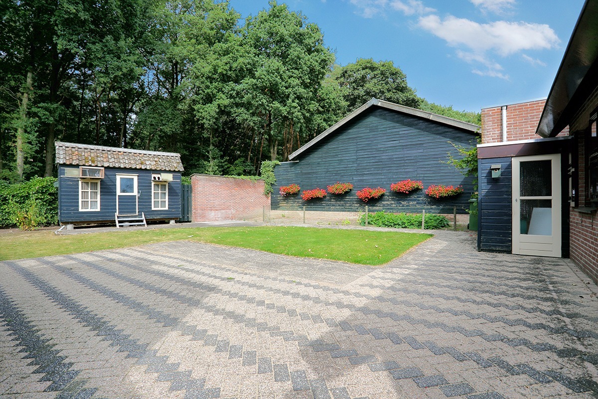 Vrijstaand woonhuis met dubbele garage, erf tuin en ondergrond staande en gelegen te Bergeijk, Bucht 45. 