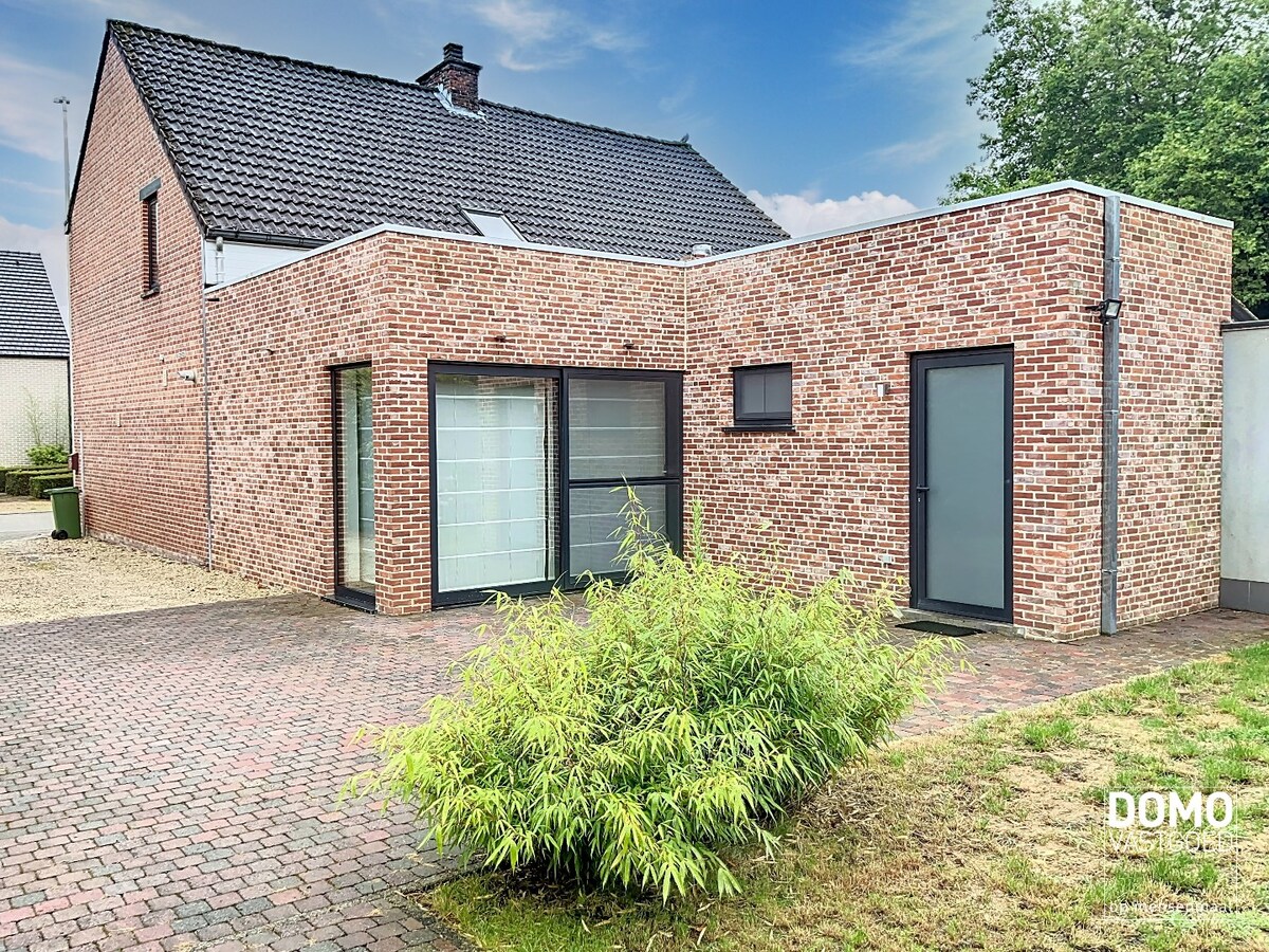 VOLLEDIG GERENOVEERDE WONING MET TUIN EN 3 SLAAPKAMERS RUSTIG GELEGEN TE KERMT 