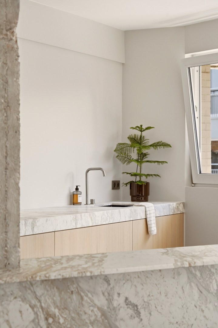 Stijlvol gerenoveerd stadsappartement met maatwerk, 2 slaapkamers en veel bergruimte 