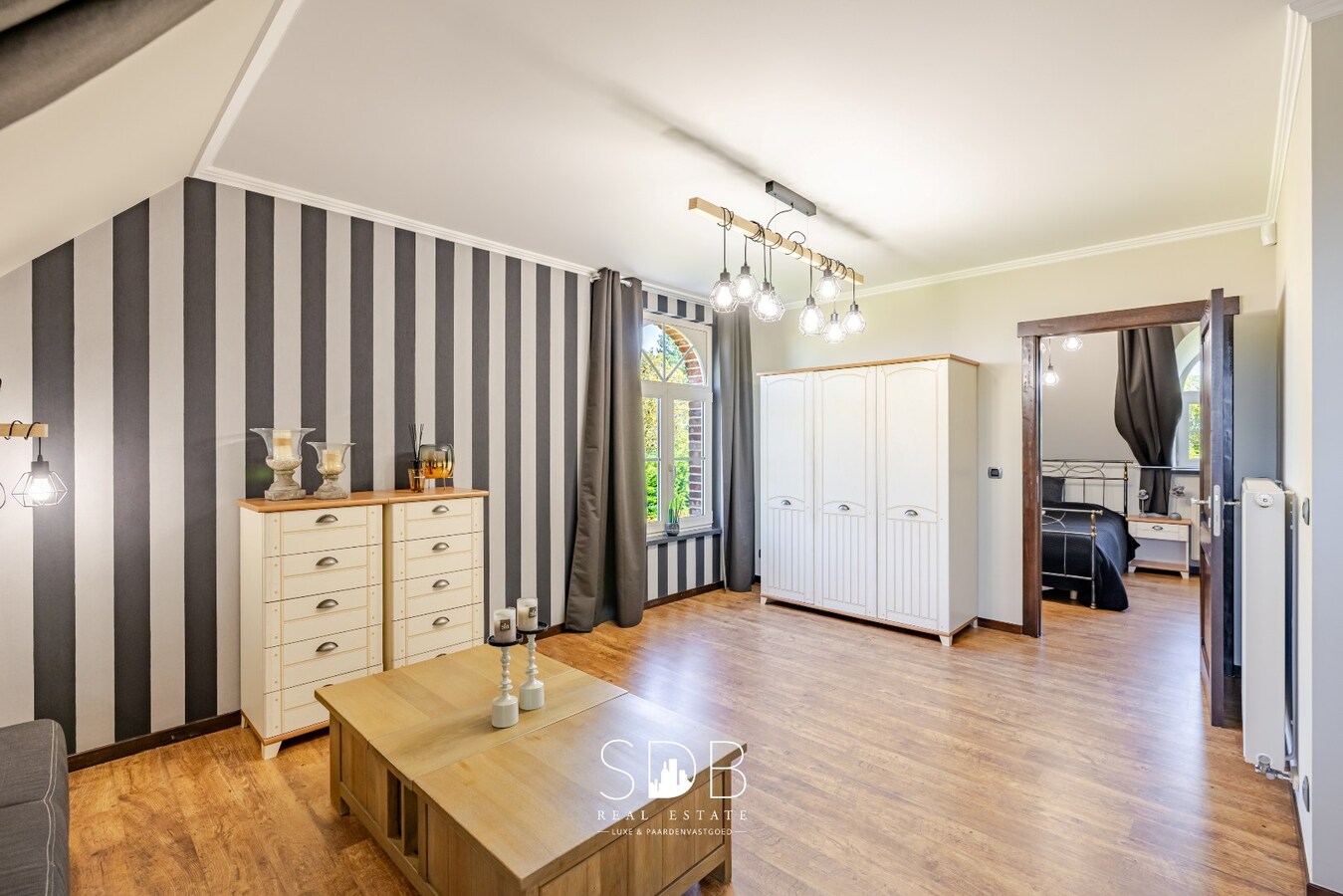 Prachtige stijlvolle woning met bijgebouwen, buitenpiste en graslanden 