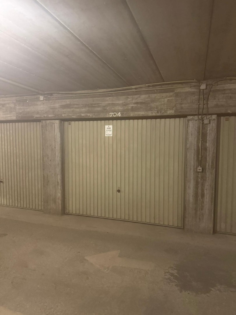 AFGESLOTEN GARAGEBOX - ROYAL PALACE 7 - 1 