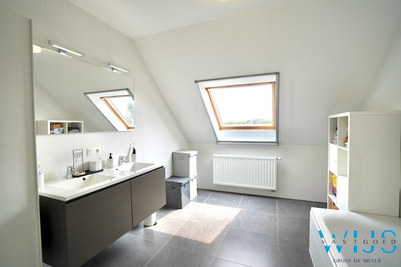 INSTAPKLAAR woonhuis met ZUIDgerichte tuin te Boekhoute ! 