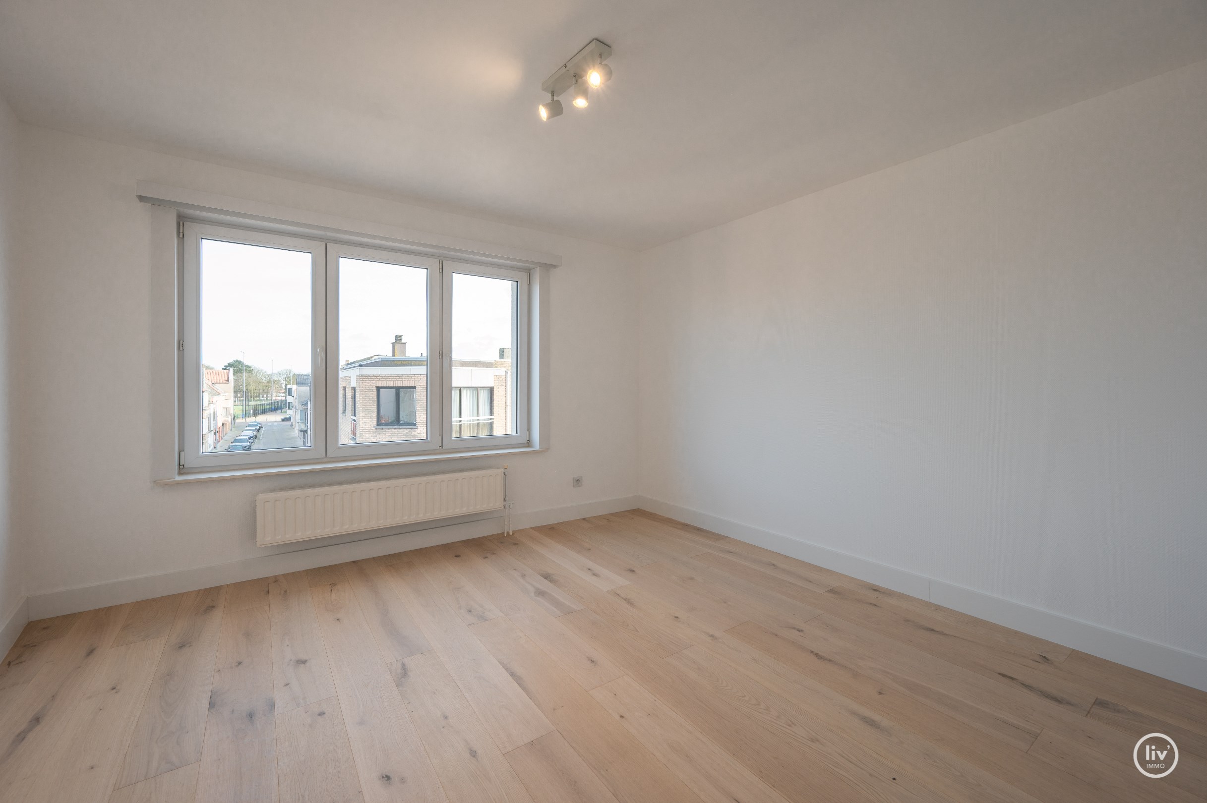 Ruim hoekappartement gelegen nabij de Lippenslaan, het station en Duinenwater. 