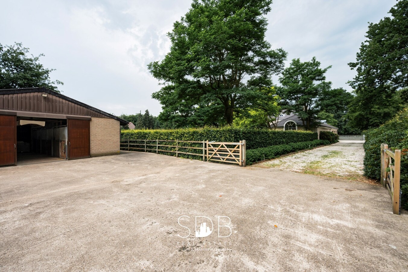 Prachtig landhuis met paardenfaciliteiten op 15.804m² 