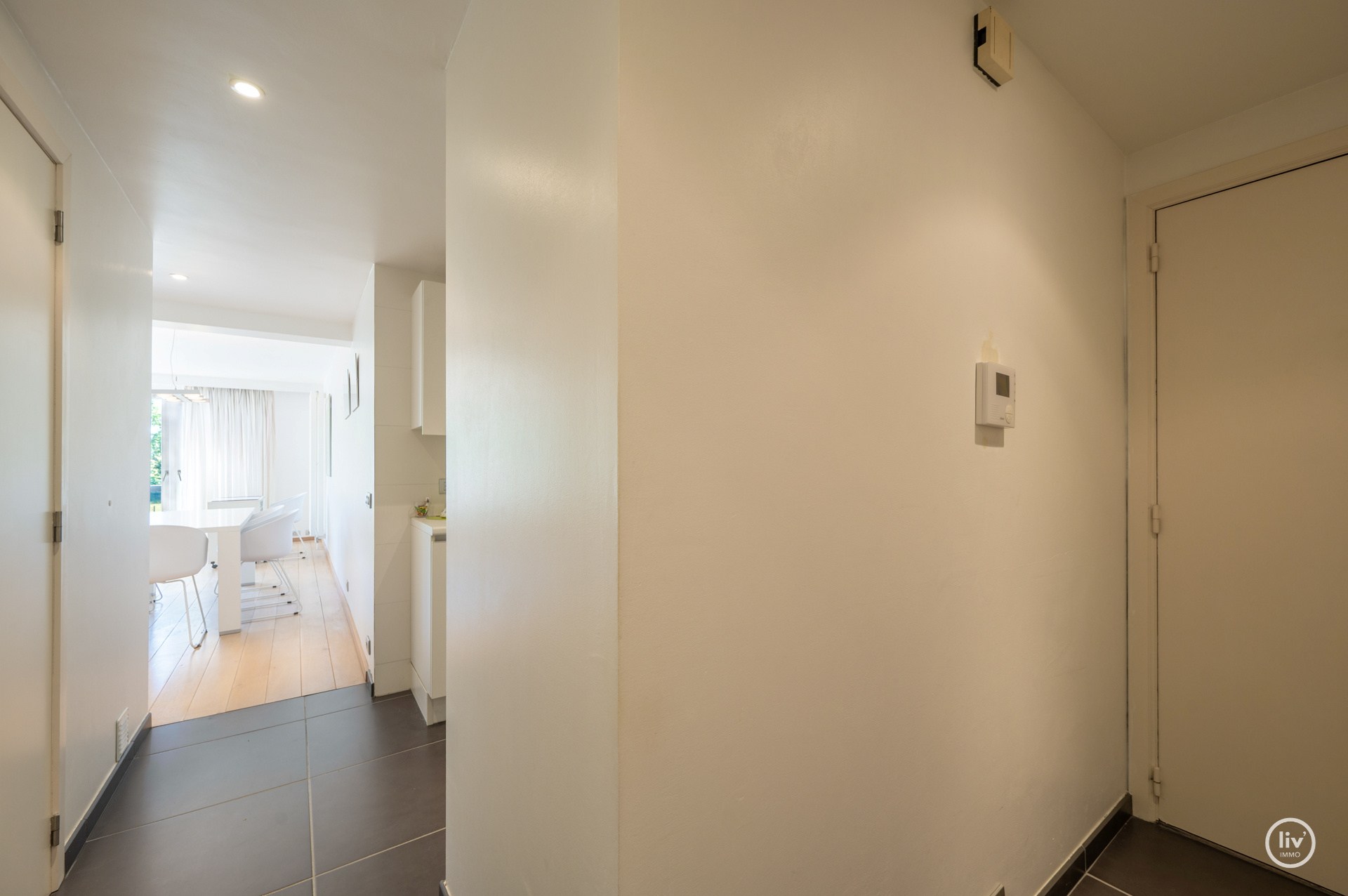 Instapklaar 2-slaapkamerappartement  gelegen te Piers de Raveschootlaan, vlakbij de Lippenslaan. 