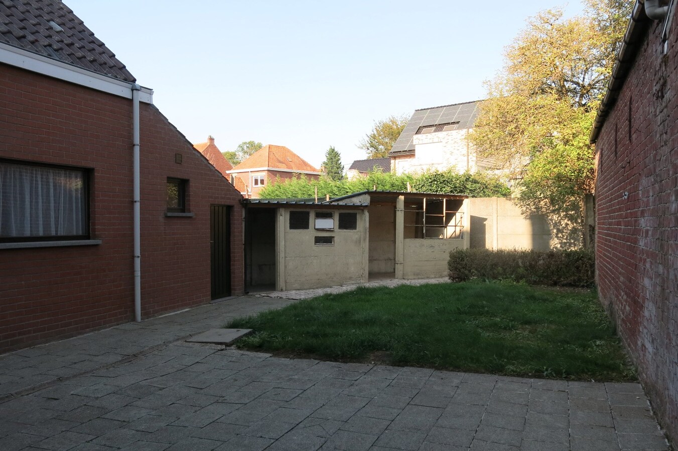 Verrassend ruime woning met grote garage op een boogscheut van het centrum 