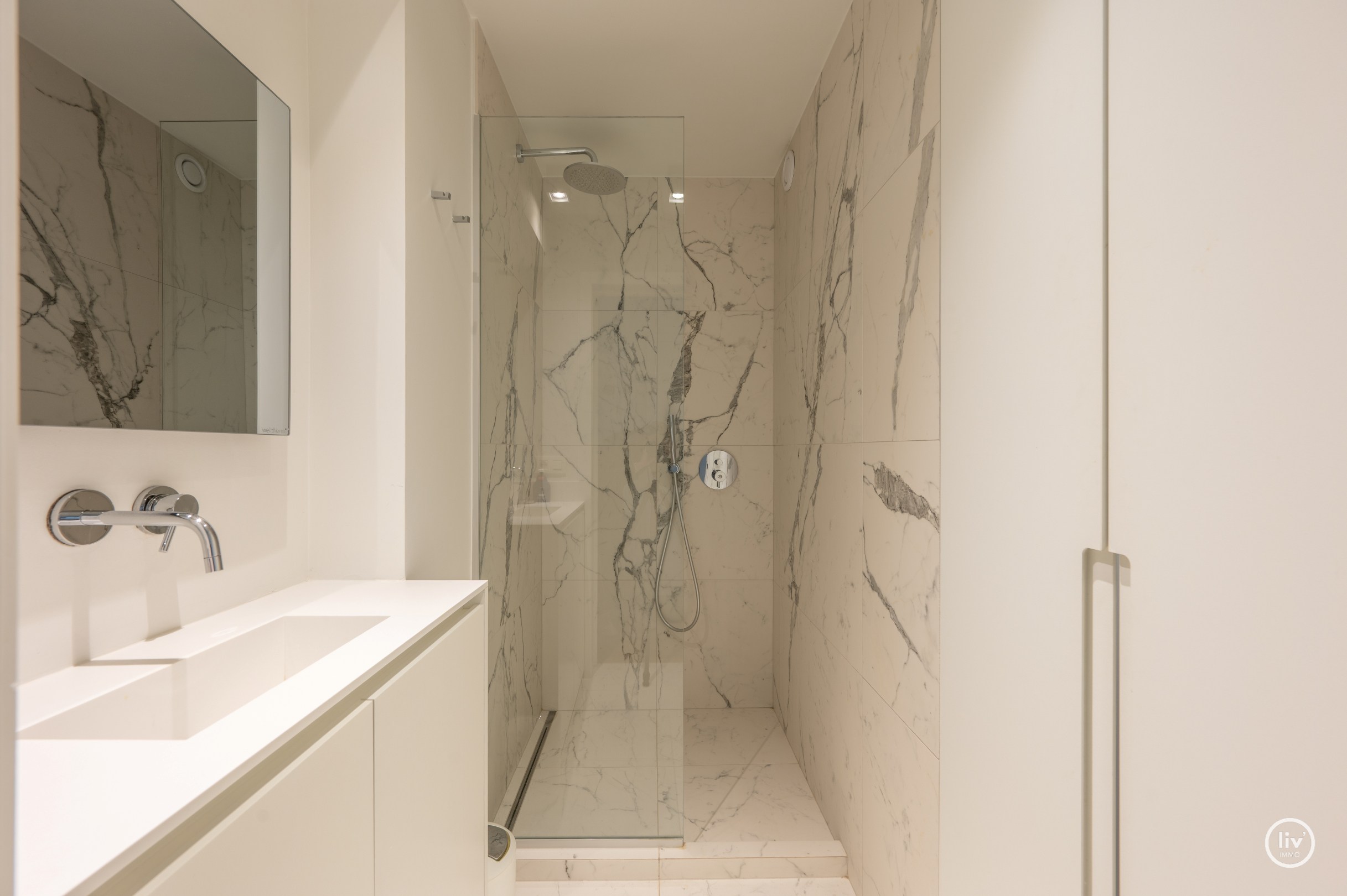 Appartement de 2 chambres entièrement rénové et élégant avec une grande TERRASSE situé à proximité de l'avenue Dumortier. 