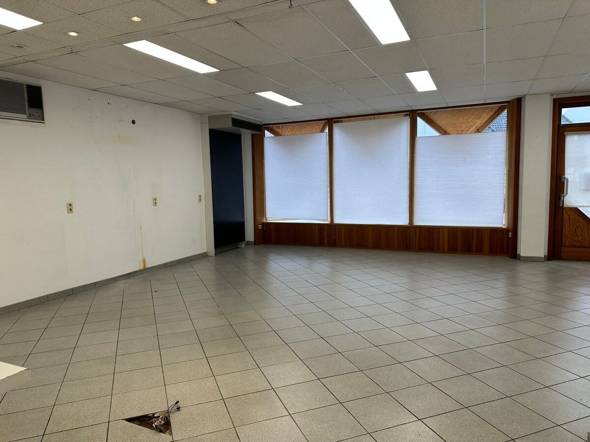 Commercieel gelijkvloers met  mooie etalage, en privé parking 