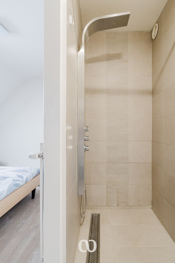 Prachtig gelegen duplex appartement met drie slaapkamers en garage 