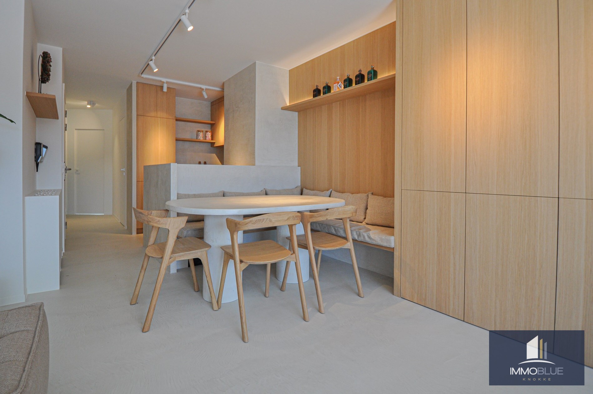 Appartement entièrement rénové avec une grande terrasse ensoleillée. 