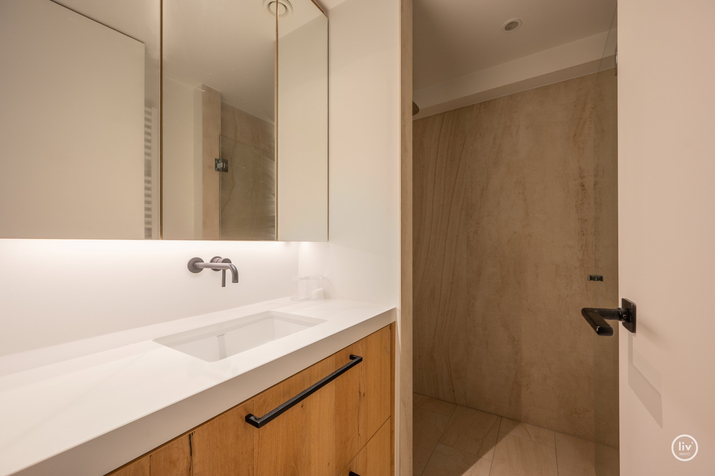 Bel appartement rénové avec vue sur la place Rubens et la mer 