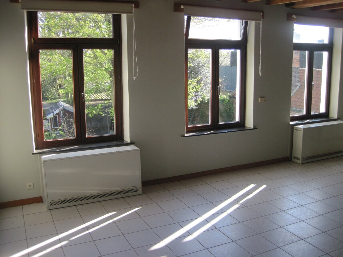 Bijzonder ruim gelijkvloers woonappartement. 