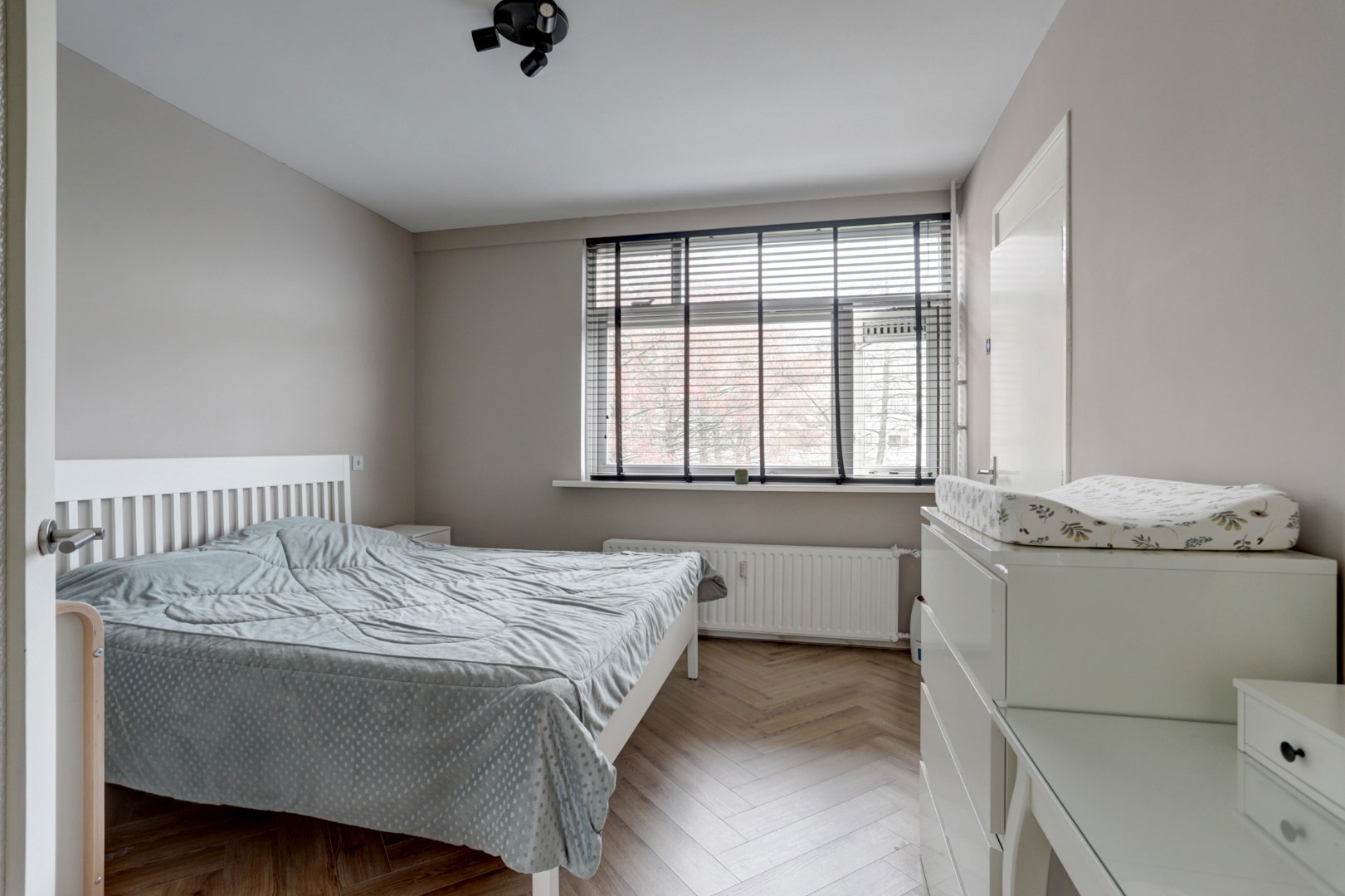 Instapklaar 3(voorheen 4) kamer appartement met royale living en moderne keuken, 2 slaapkamers en berging in de onderbouw. 