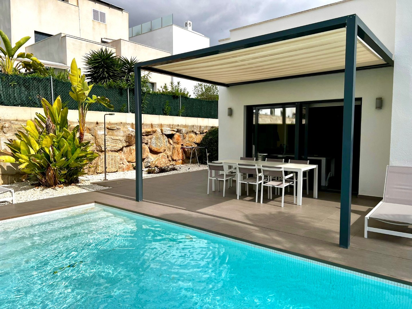 Volledig instapklare moderne woning met 3 slaapkamers en privé zwembad 