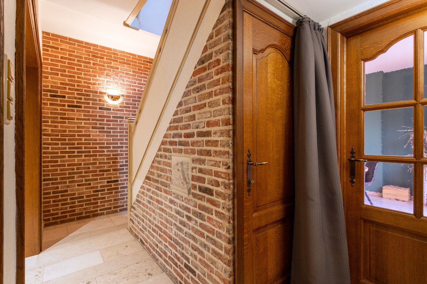 Ruime woning met naastgelegen bouwgrond en loods 