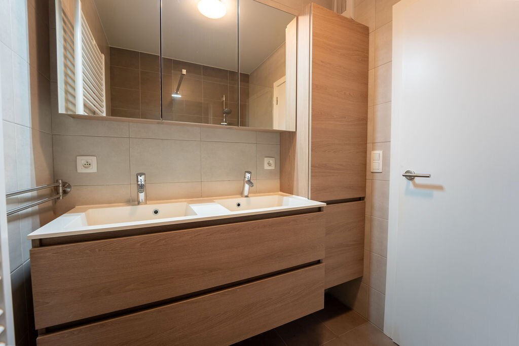 GUNSTIG GELEGEN 2 SLAAPKAMER APPARTEMENT 94 M² MET ONDERGRONDSE AUTOSTANDPLAATS EN KELDERBERGING IN HET CENTRUM VAN ZOLDER 