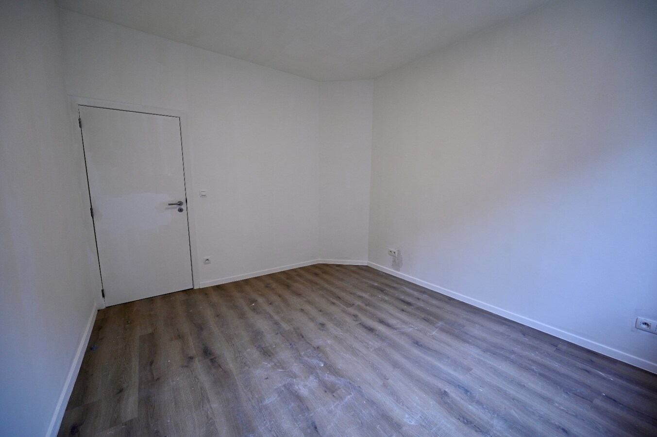 INSTAPKLAAR GELIJKVLOERS 2-SLAAPKAMER APPARTEMENT 