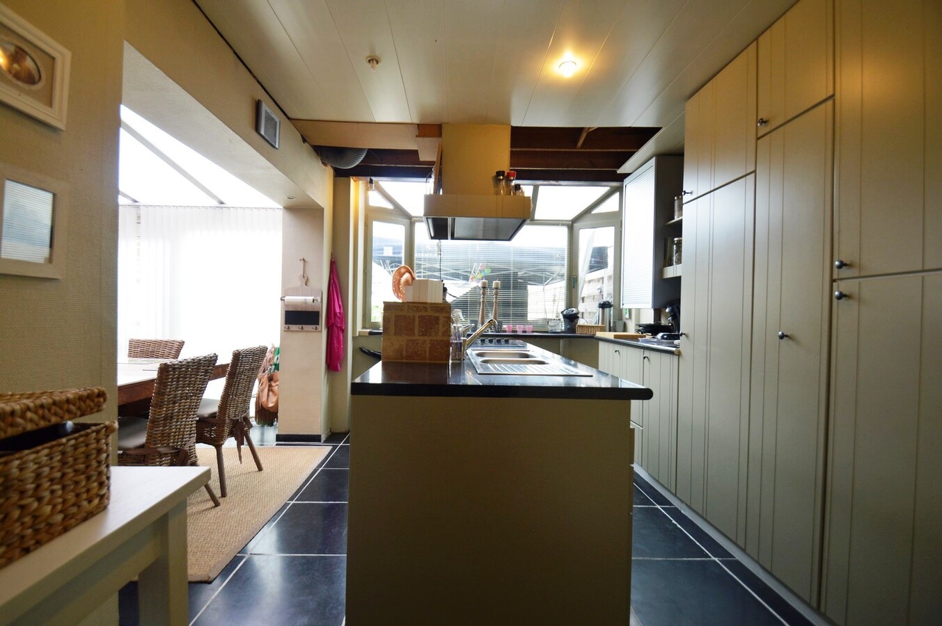 Mooie woning met hangar en ingericht appartement - Duinbergen 