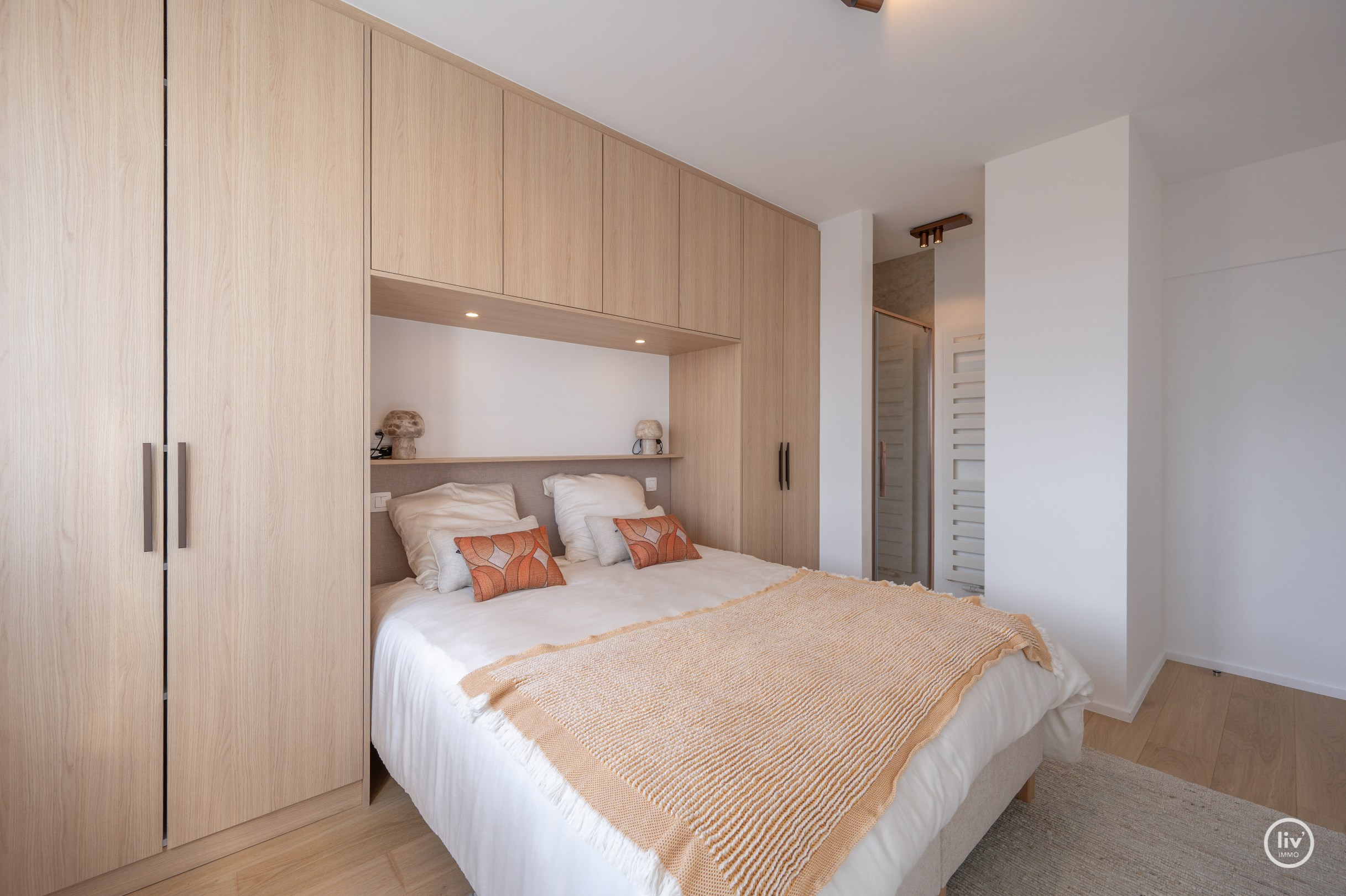 Prachtig gerenoveerd appartement op de zevende verdieping, op een absolute topligging aan de Zeedijk tussen het Lichttorenplein en het Albertplein. Dankzij de hoge ligging geniet het appartement van e 