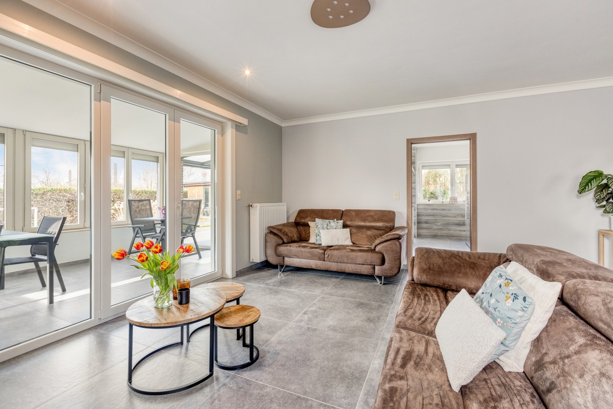 Instapklare villa met 3 slaapkamers, kantoor en garages 