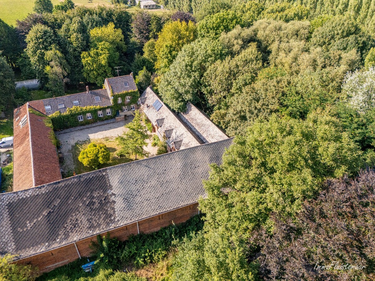 Unieke vierkantshoeve op een landelijke locatie op ca. 3 ha te Herne. 