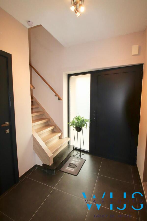 Tot in de puntjes gerenoveerde halfopen bebouwing met lounge gedeelte! 