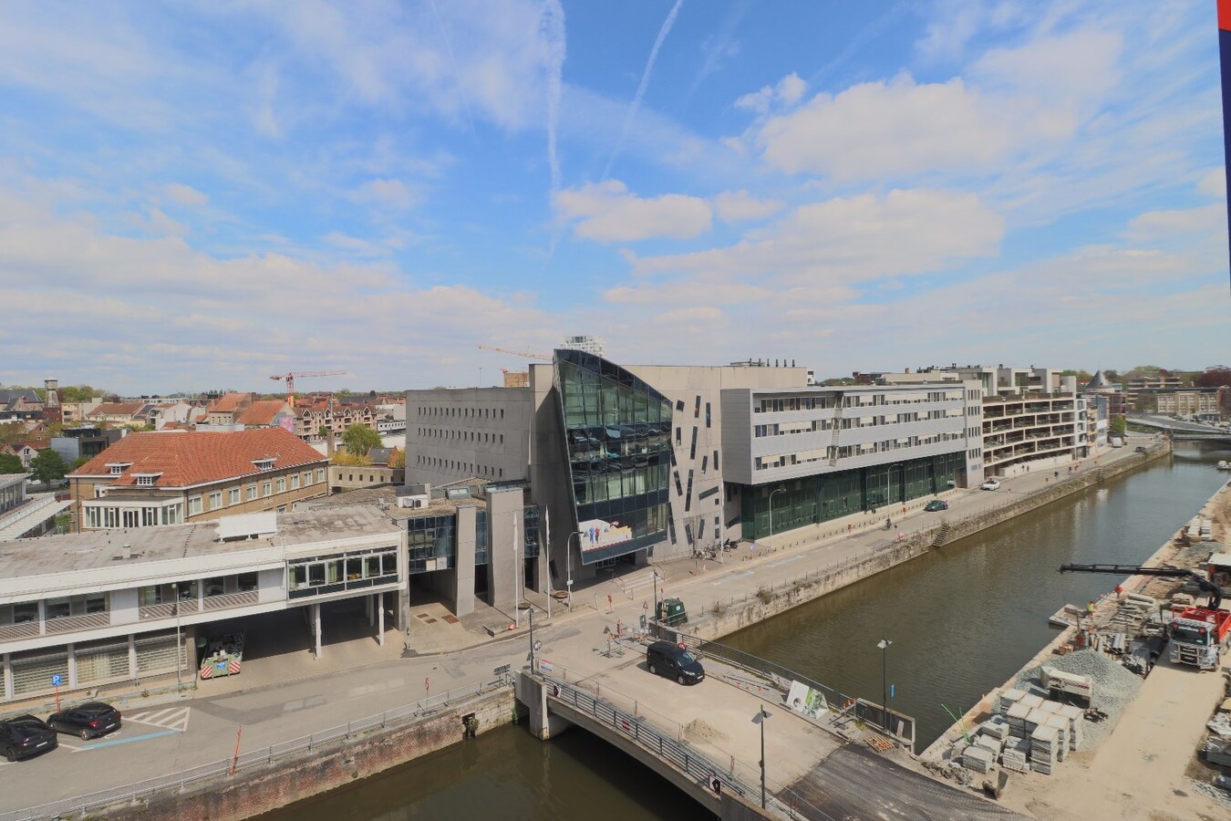 TOPPER !! Prachtig ruim 1 slaapkamer appartement aan de vernieuwde Leieboorden ! 