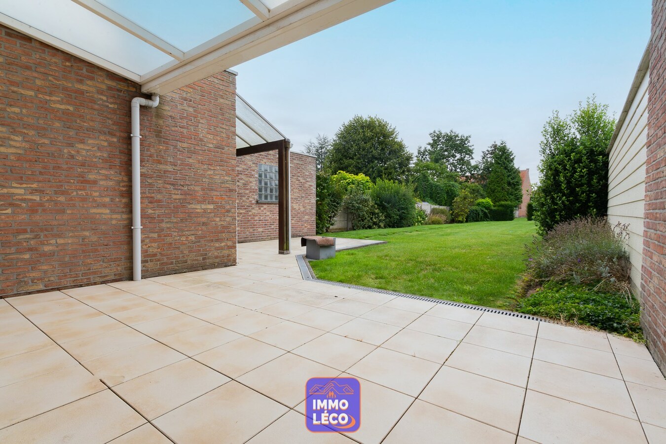 Double maison avec beaux volumes, garage et jardin, érigée sur 447m² ! 