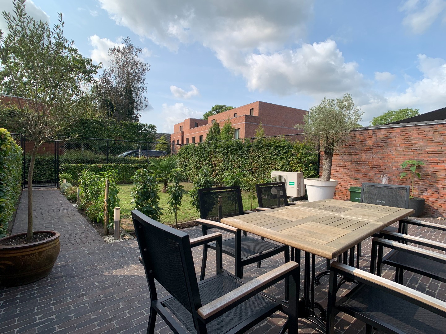 Recent gelijkvloers appartement met tuin, 2 slaapkamers en dressing 