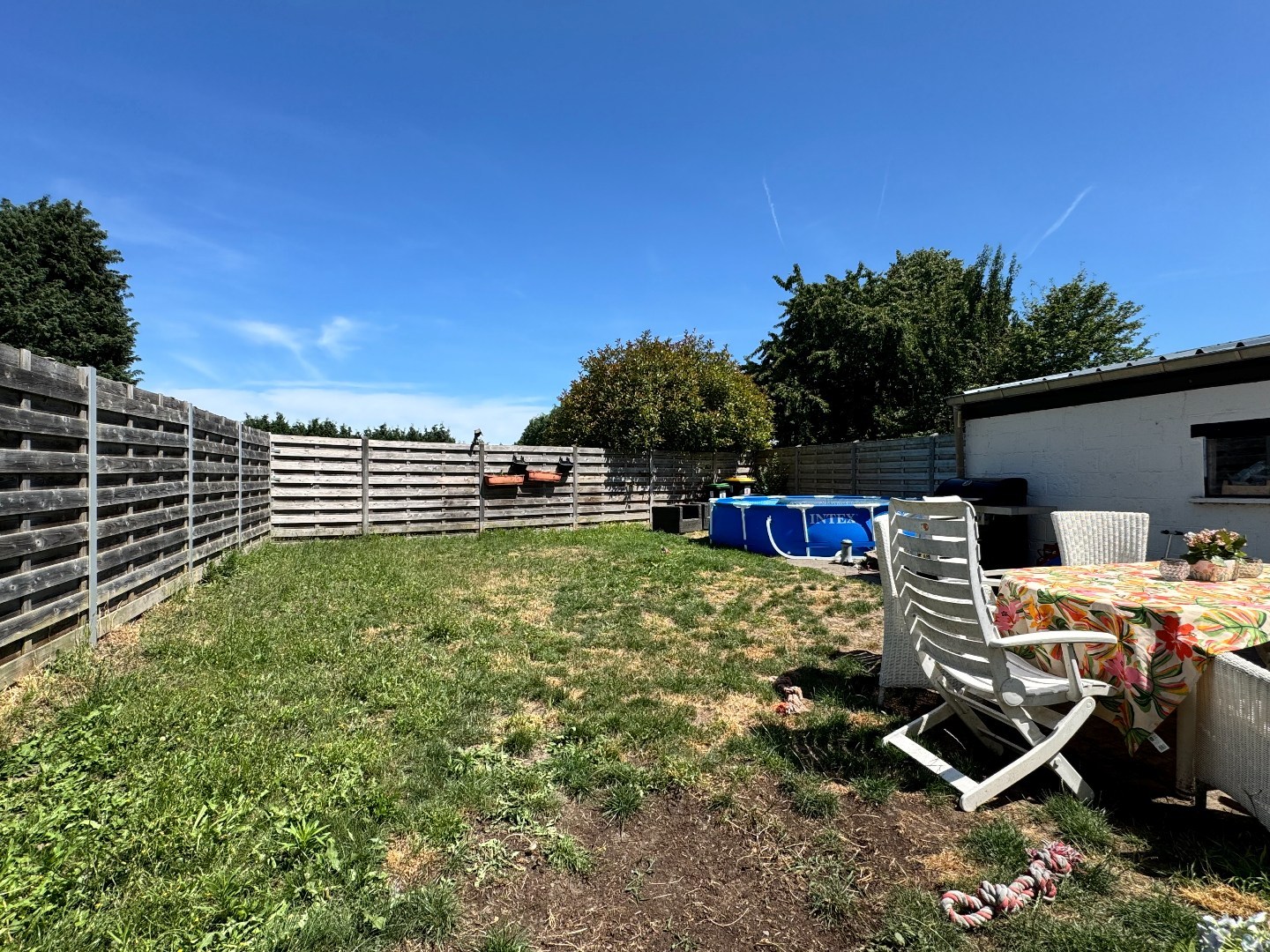 Deels gerenoveerde gesloten bebouwing met tuin en zijdoorgang 