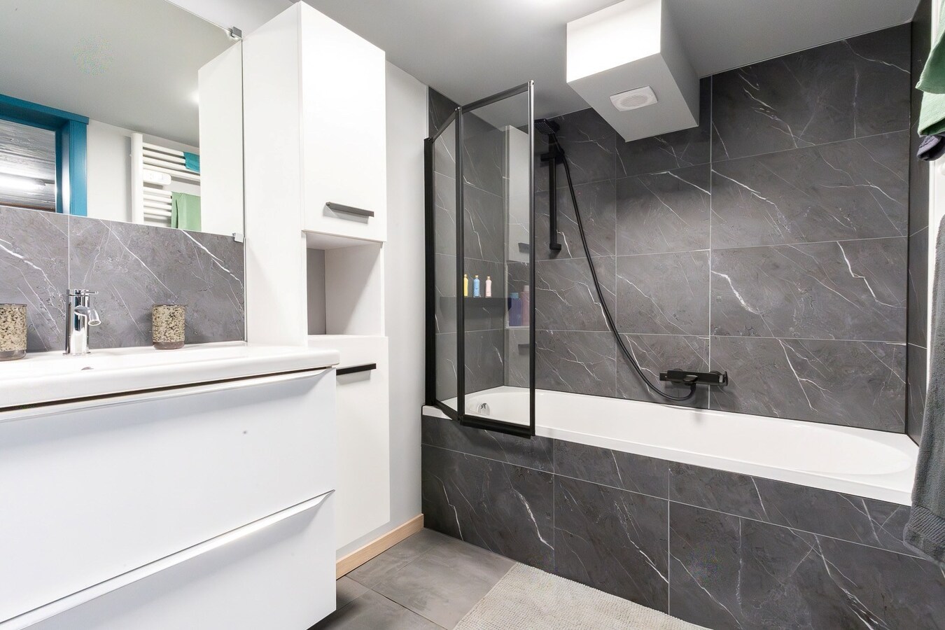 3 façades érigée sur 875m² avec terrain à bâtir, parking privé, double garage. 